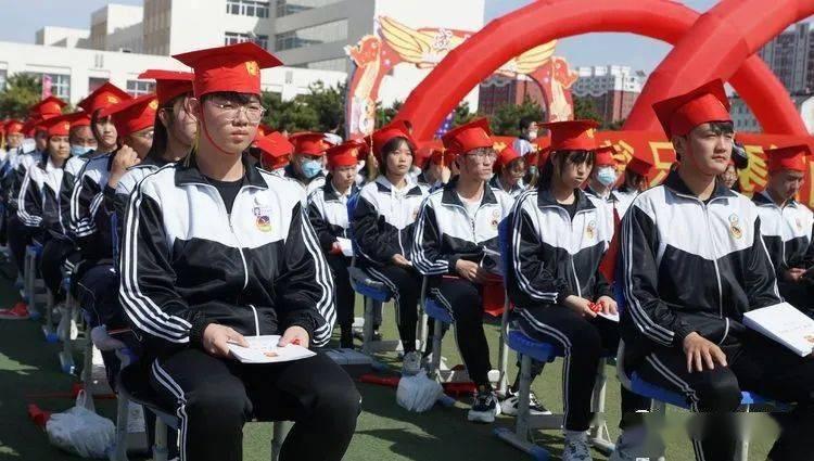 辽宁大连，幼儿园小朋友专业素质拉满了，音乐一响立刻换上笑容开始表演